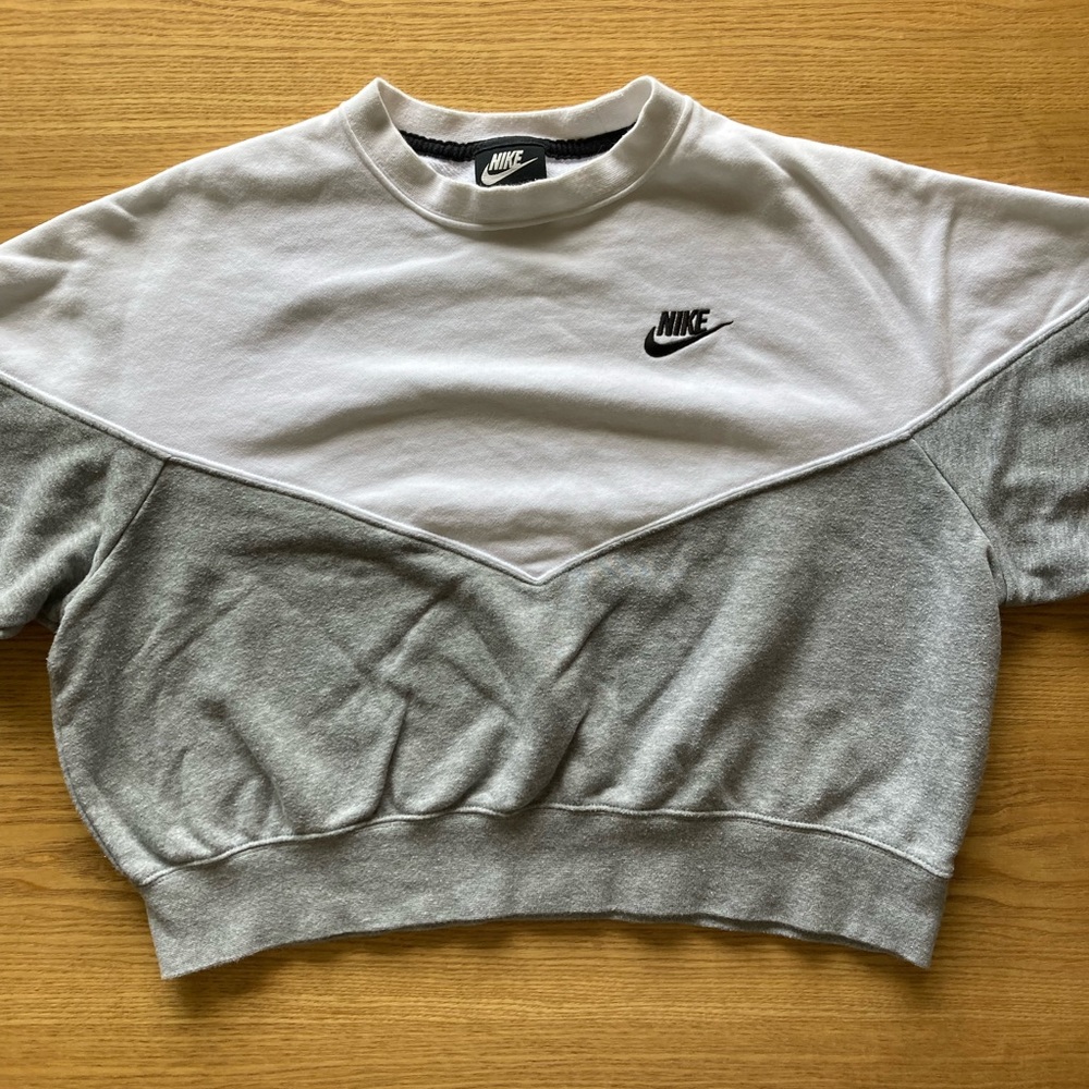 NIKE - White and Grey Cropped Crew Neck Sweatshirt